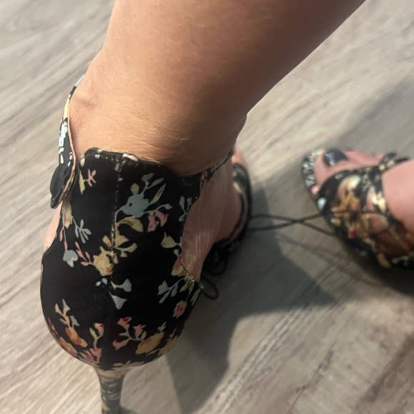 Who What Wear Black Floral Heels - Picture 3 of 7